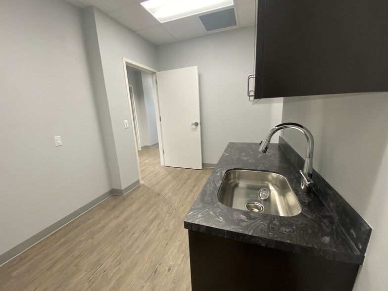 More Photos Of 1890 N Stonebridge Dr, McKinney Medical For Sale