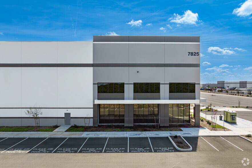 More Photos Of 7825 W Riggin Rd, Visalia Warehouse For Lease