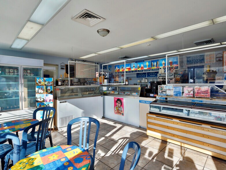 More Photos Of 3385 Boul Dagenais O, Laval General Retail For Sale