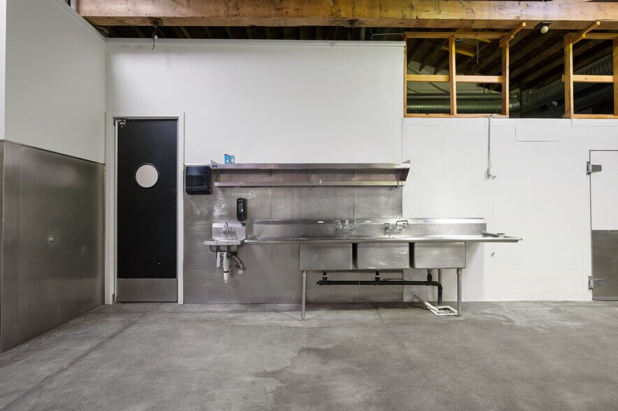 More Photos Of 1632 NW Thurman St, Portland Showroom For Lease