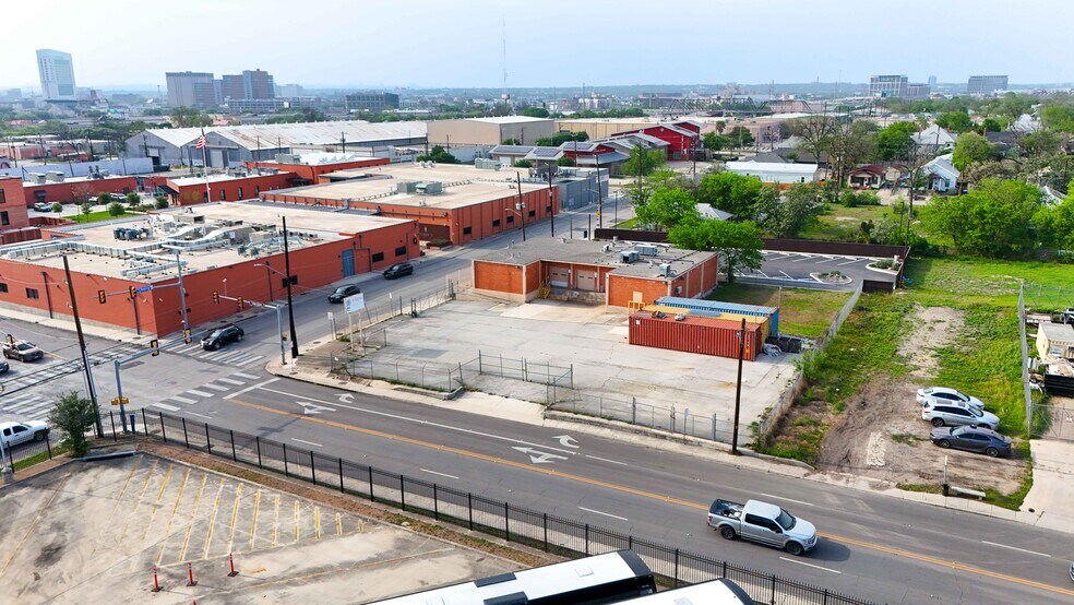 More Photos Of 1403 E Houston St, San Antonio Flex For Lease