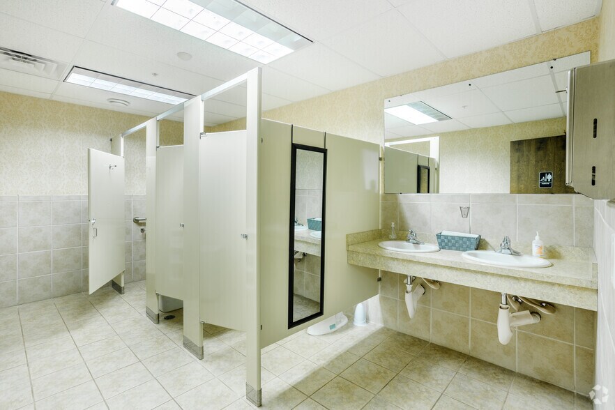 More Photos Of 8164 Executive Ct, Lansing Office For Lease