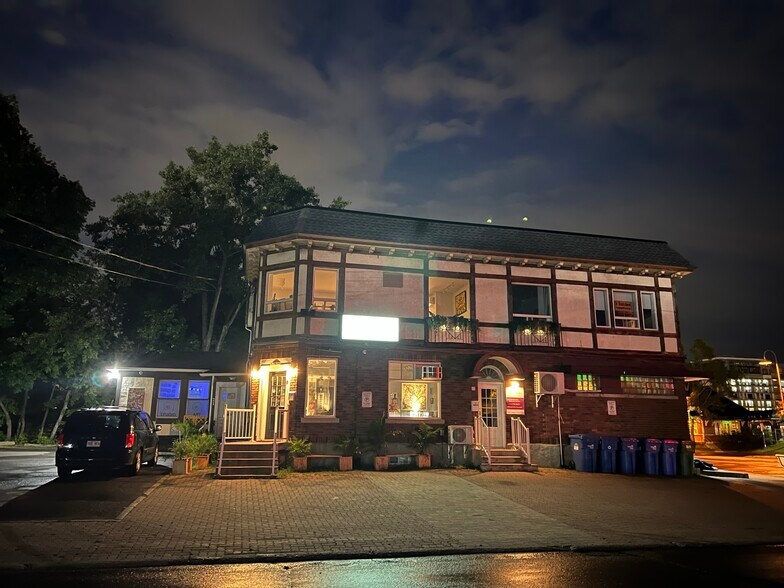 More Photos Of 17 Av De La Baie-De-Valois, Pointe-claire Loft Creative Space For Lease