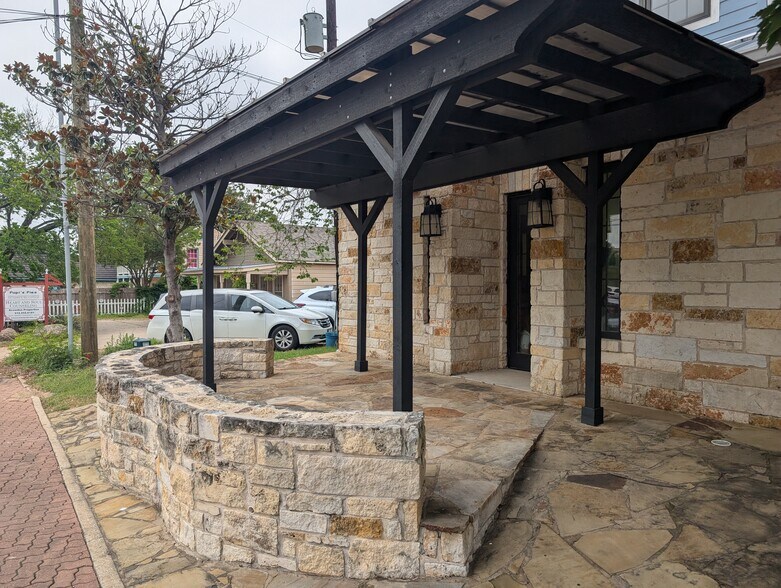 More Photos Of 12 Chisholm Trl, Round Rock Freestanding For Lease