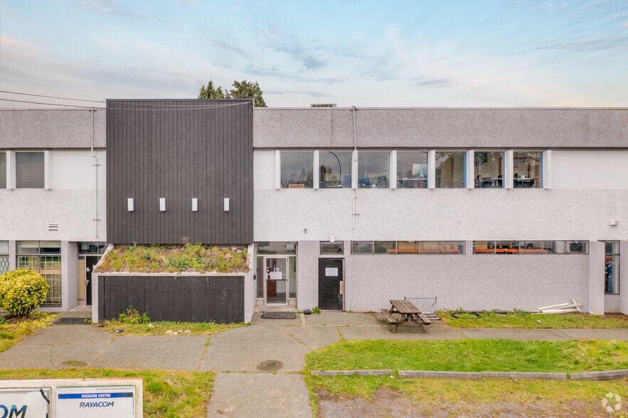 More Photos Of 7060 Waltham Ave, Burnaby Warehouse For Lease