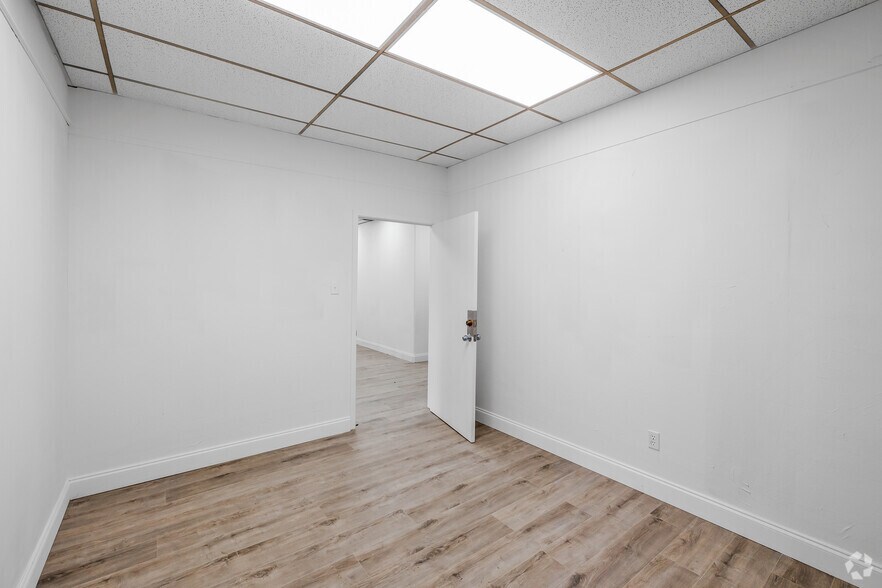 More Photos Of 9727-9733 South Fwy, Fort Worth Warehouse For Lease