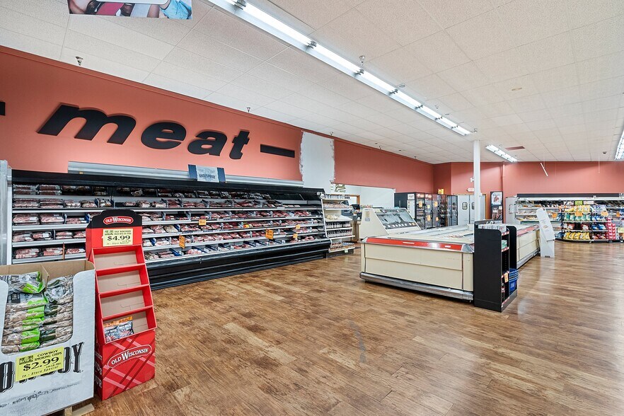 More Photos Of 2330 Menasha Ave, Manitowoc Supermarket For Sale