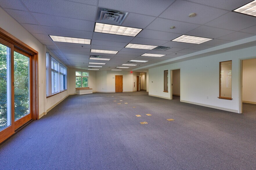 More Photos Of 1425 Mountain Dr N, Bethlehem Office For Sale