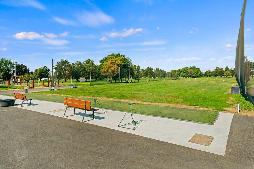 More Photos Of 31 Ray Rd, Sunnyside Sports And Entertainment For Sale