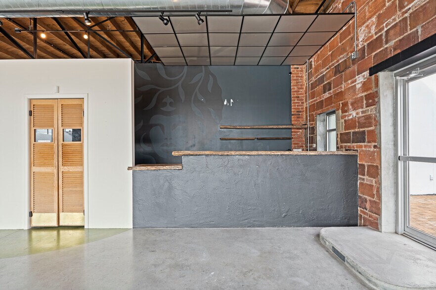 More Photos Of 1814 Oak St, Kansas City General Retail For Lease