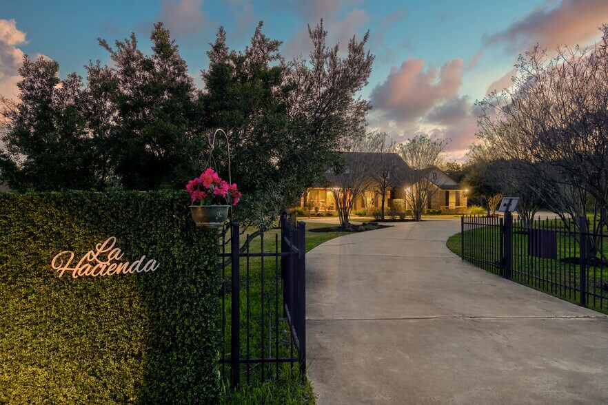 More Photos Of 8601 Zyle Rd, Austin Specialty For Sale