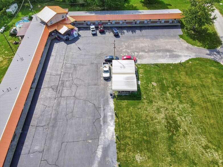 More Photos Of 1295 IL-16, Shelbyville Hotel For Sale