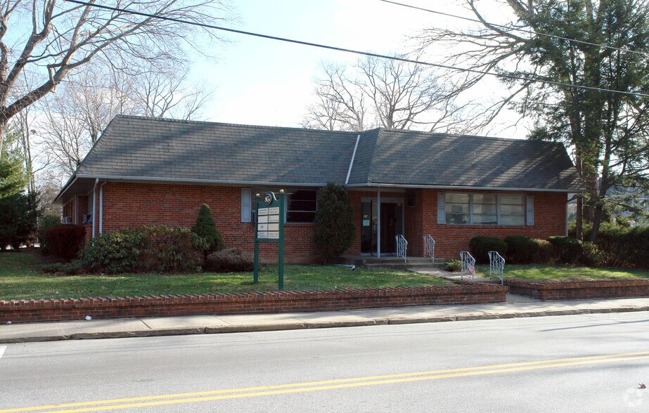 Primary Photo Of 85 N Lansdowne Ave, Lansdowne Office For Lease