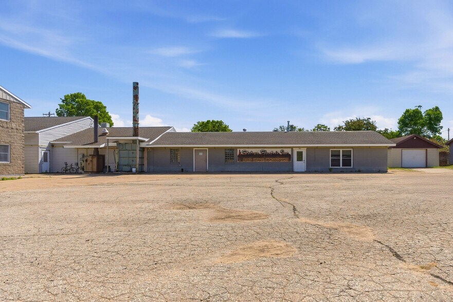 More Photos Of 520 W Broadway St, Blair Warehouse For Sale