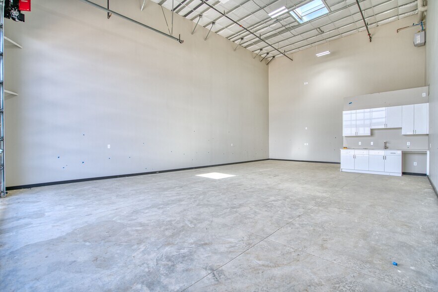 More Photos Of 168 Miller Dr, Dacono Flex For Lease