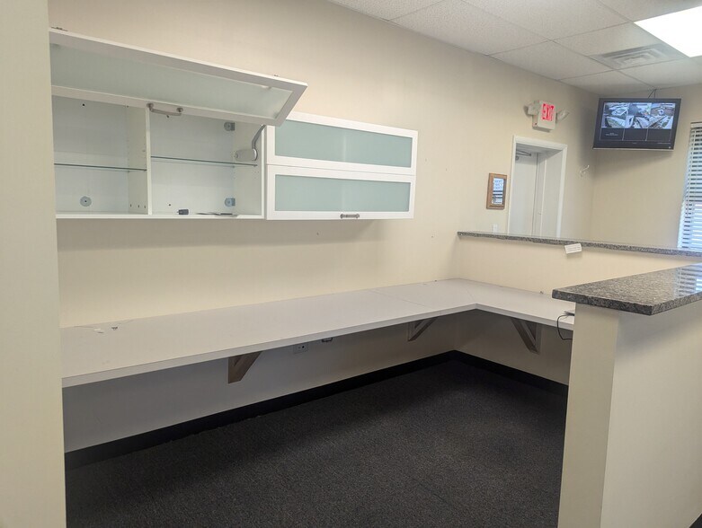 More Photos Of 1624 Old Deerfield Rd, Highland Park Industrial For Sale