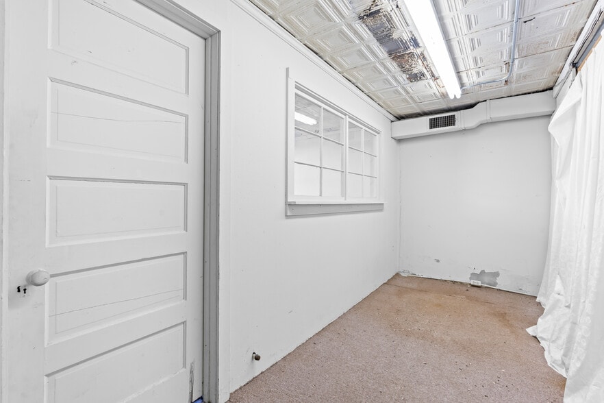 More Photos Of 207 E Elm St, Hillsboro Storefront Retail Residential For Sale