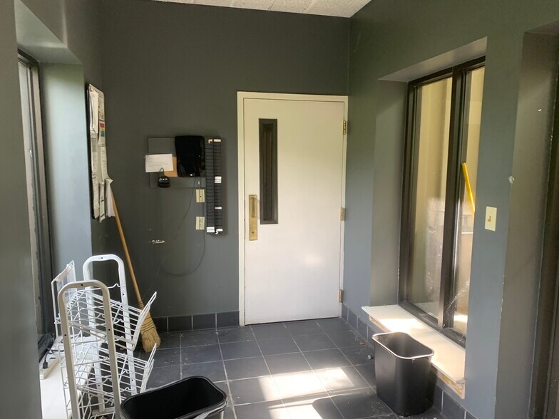 More Photos Of 207 Dunson St, Andalusia Light Distribution For Sale