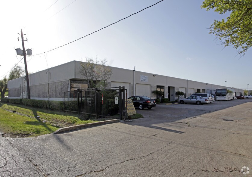 More Photos Of 8520 Sweetwater Ln, Houston Flex For Lease