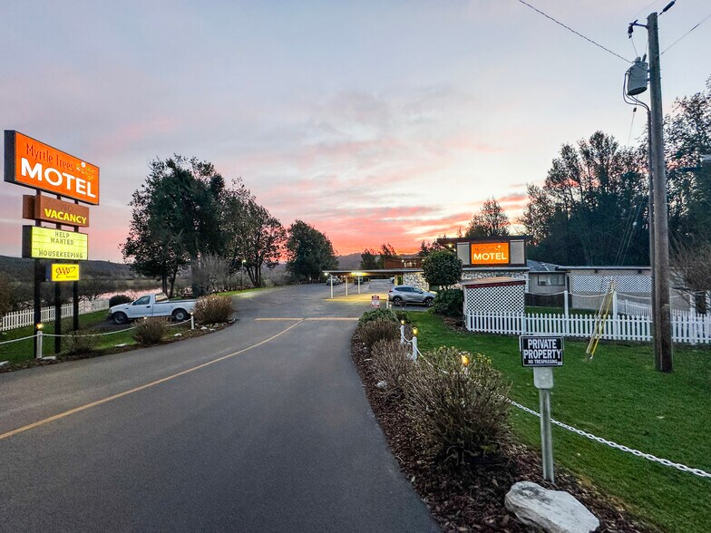 More Photos Of 1010 8th St, Myrtle Point Hotel For Sale