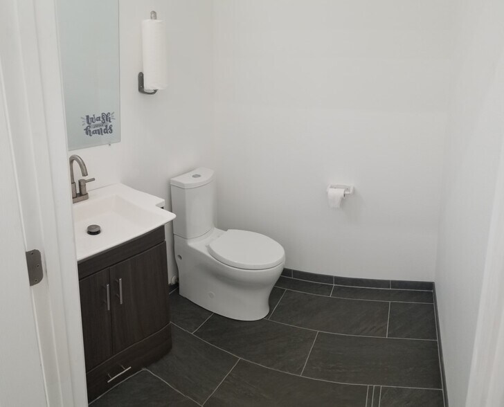 More Photos Of 174 Semoran Commerce Pl, Apopka Light Distribution For Lease