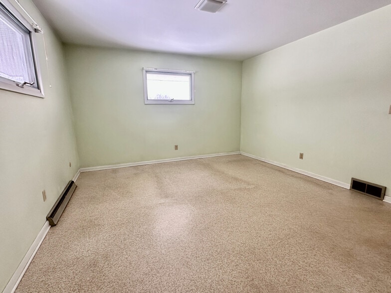 More Photos Of 3 Oakhill Dr, Halfmoon Flex For Sale