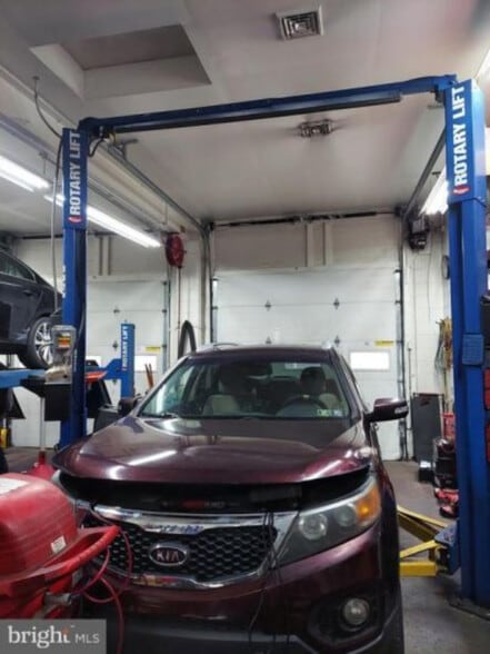 More Photos Of 120 E Market St, Hallam Auto Repair For Sale