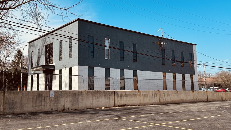 More Photos Of 33505 State St, Farmington Hills Office For Sale