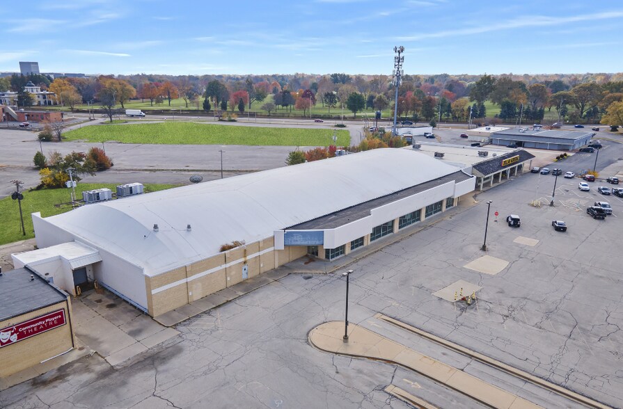 More Photos Of 1209 Towanda Ave, Bloomington General Retail For Sale