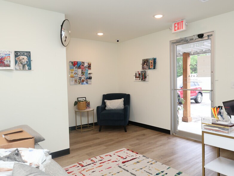 More Photos Of 2889 S Lamar Blvd, Oxford Flex For Lease