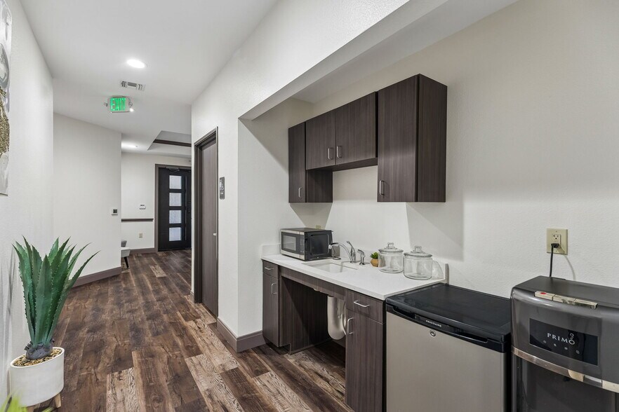 More Photos Of 4358 Lockhill Selma Rd, Shavano Park Medical For Lease