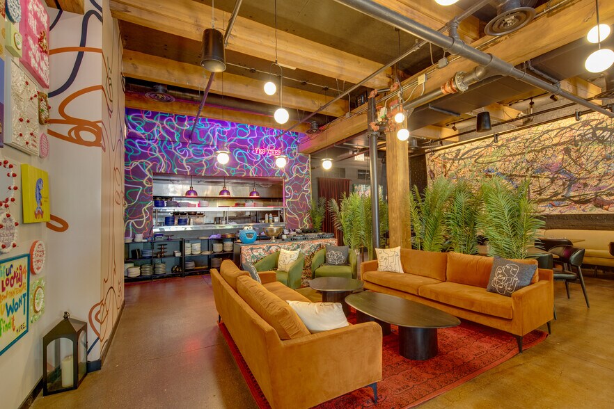 More Photos Of 11 W Illinois St, Chicago Loft Creative Space For Lease