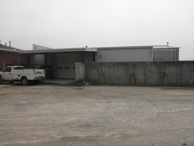 More Photos Of 2115-2121 SR 45, Austinburg Supermarket For Lease