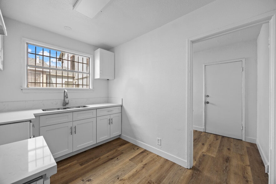 More Photos Of 11008 Willowbrook Ave, Los Angeles Multifamily For Sale