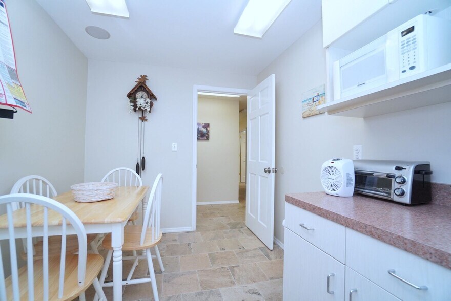 More Photos Of 1562 Drumgoole Rd E, Staten Island Medical For Sale