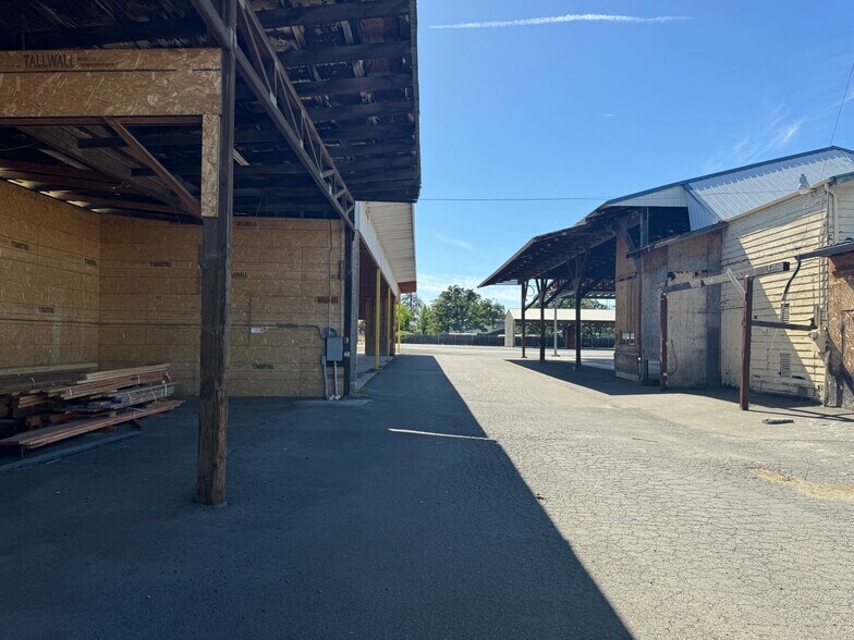 More Photos Of 5077 Table Rock Rd, Central Point Contractor Storage Yard For Sale