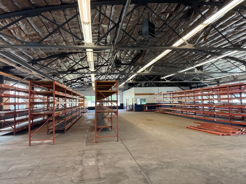 More Photos Of 717 N 2nd St, Vincennes Warehouse For Lease