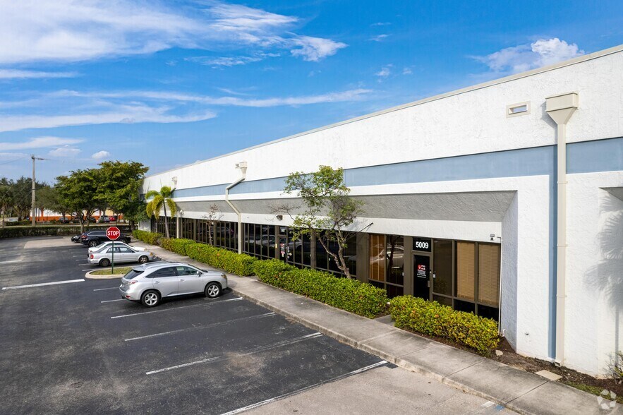 More Photos Of 5001-5035 N Hiatus Rd, Sunrise Warehouse For Lease