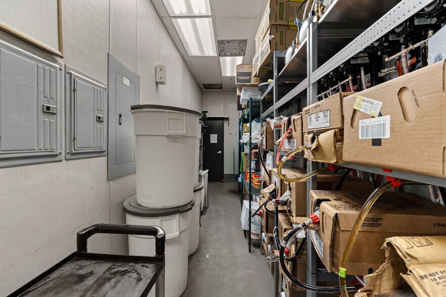 More Photos Of 1025 Industrial Dr, Crestview General Retail For Sale