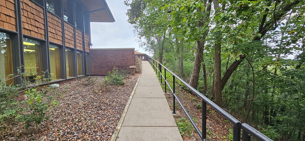 More Photos Of 1010 Oak Ridge Dr, Eau Claire Loft Creative Space For Lease