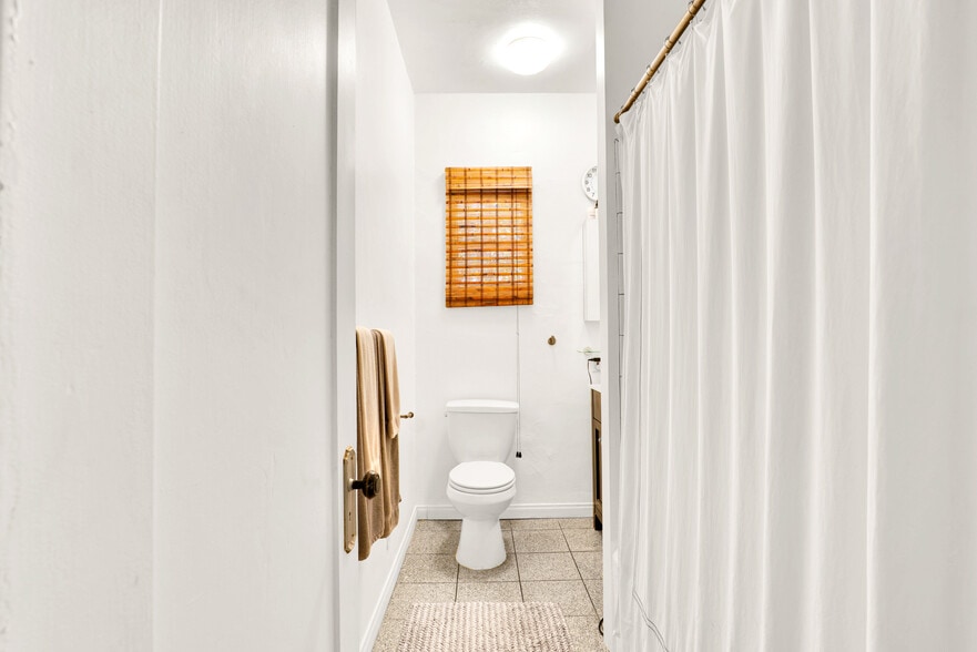 More Photos Of 811 N Citrus Ave, Los Angeles Multifamily For Sale