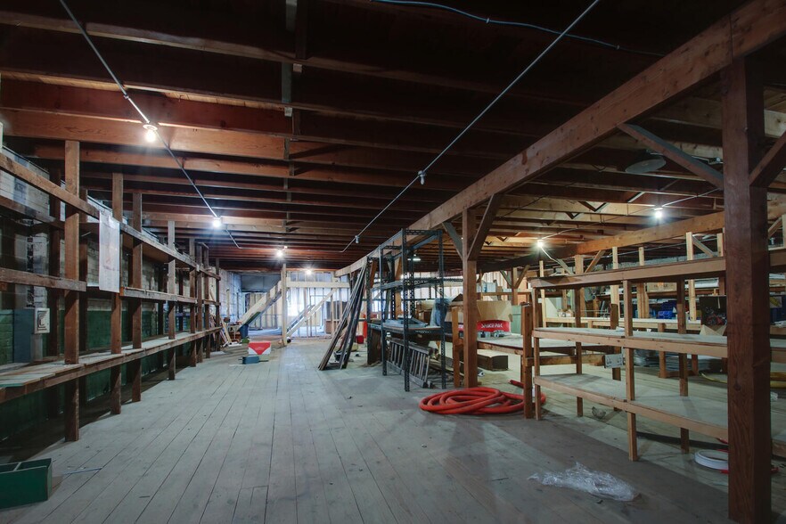 More Photos Of 301 S 7th St, Quincy Light Distribution For Sale