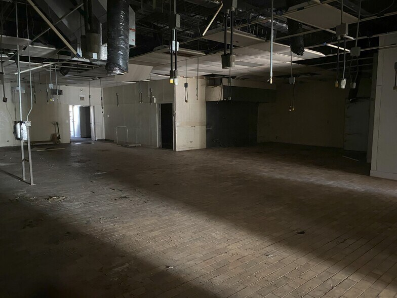 More Photos Of 5424-5428 25th St, Cicero Industrial For Sale