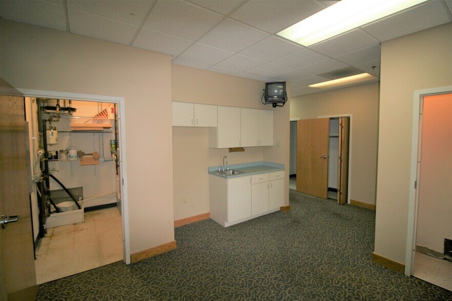 More Photos Of 470 Bennett Dr, Warren Medical For Lease