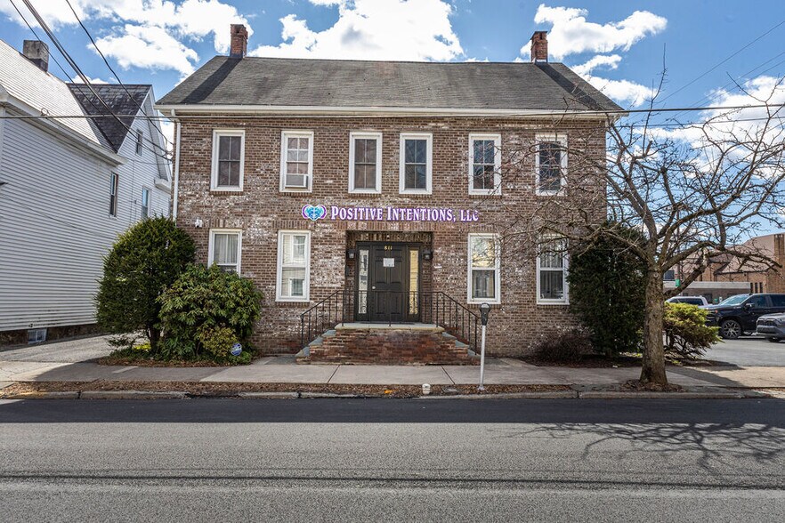 Primary Photo Of 811 Monroe St, Stroudsburg Office Residential For Lease
