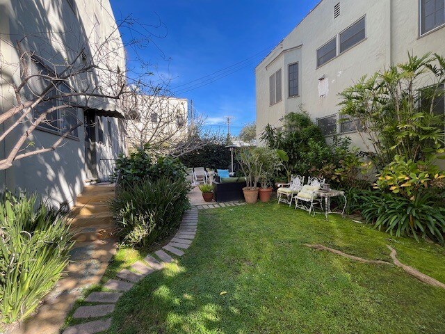 More Photos Of 1040 S Longwood Ave, Los Angeles Apartments For Sale
