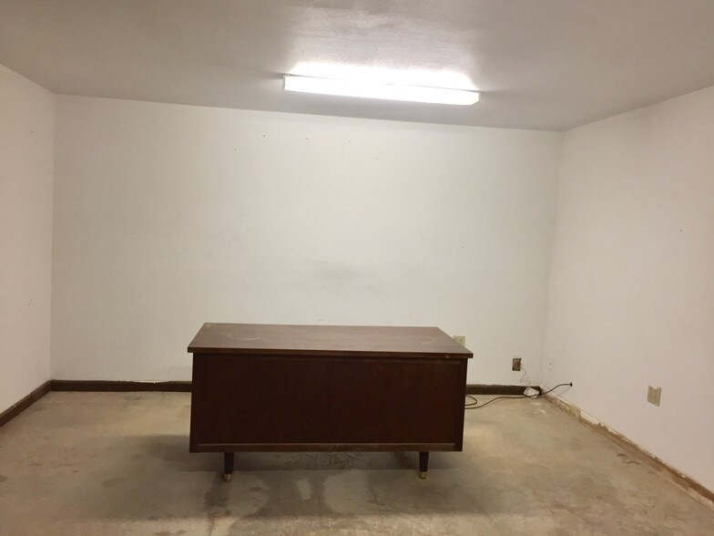 More Photos Of 918 3rd St, Floresville Warehouse For Lease