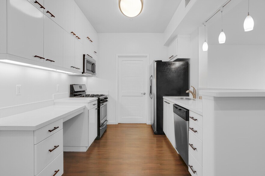 More Photos Of 525 Santa Monica Blvd, Santa Monica Apartments For Sale