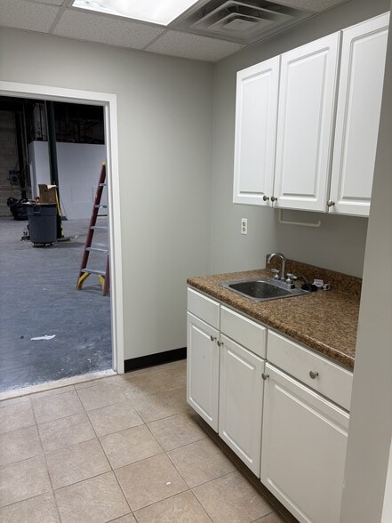 More Photos Of 170-176 Central Ave, Farmingdale Warehouse For Lease