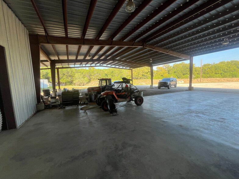 More Photos Of 800 County Road 257, Liberty Hill Warehouse For Lease